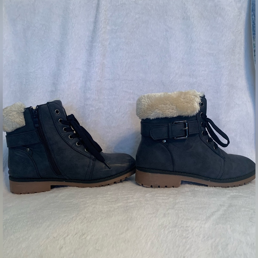 Apres by Lamo women’s size 7 boots!